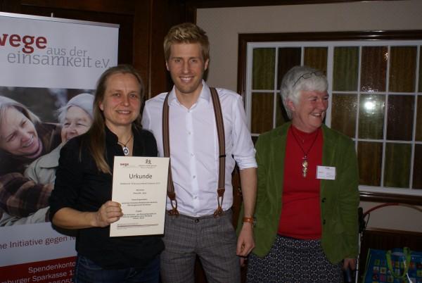 Urkunden  bergabe an Jobbruecke Schnelsen v.l.  Kerstin R  mhild  Entertainer Maxi Arland Dagmar Hirche 3